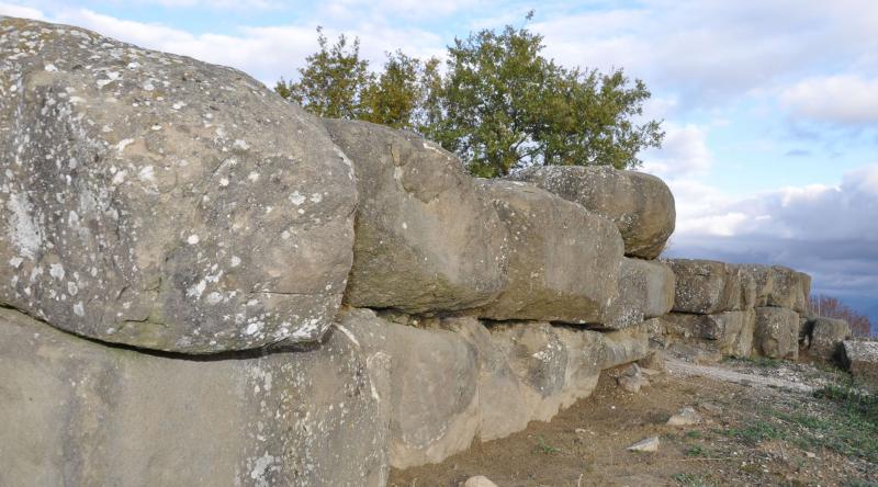 Mura in grandi blocchi di pietra dell’antica Urvinum Hortense lungo il margine del sito archeologico.