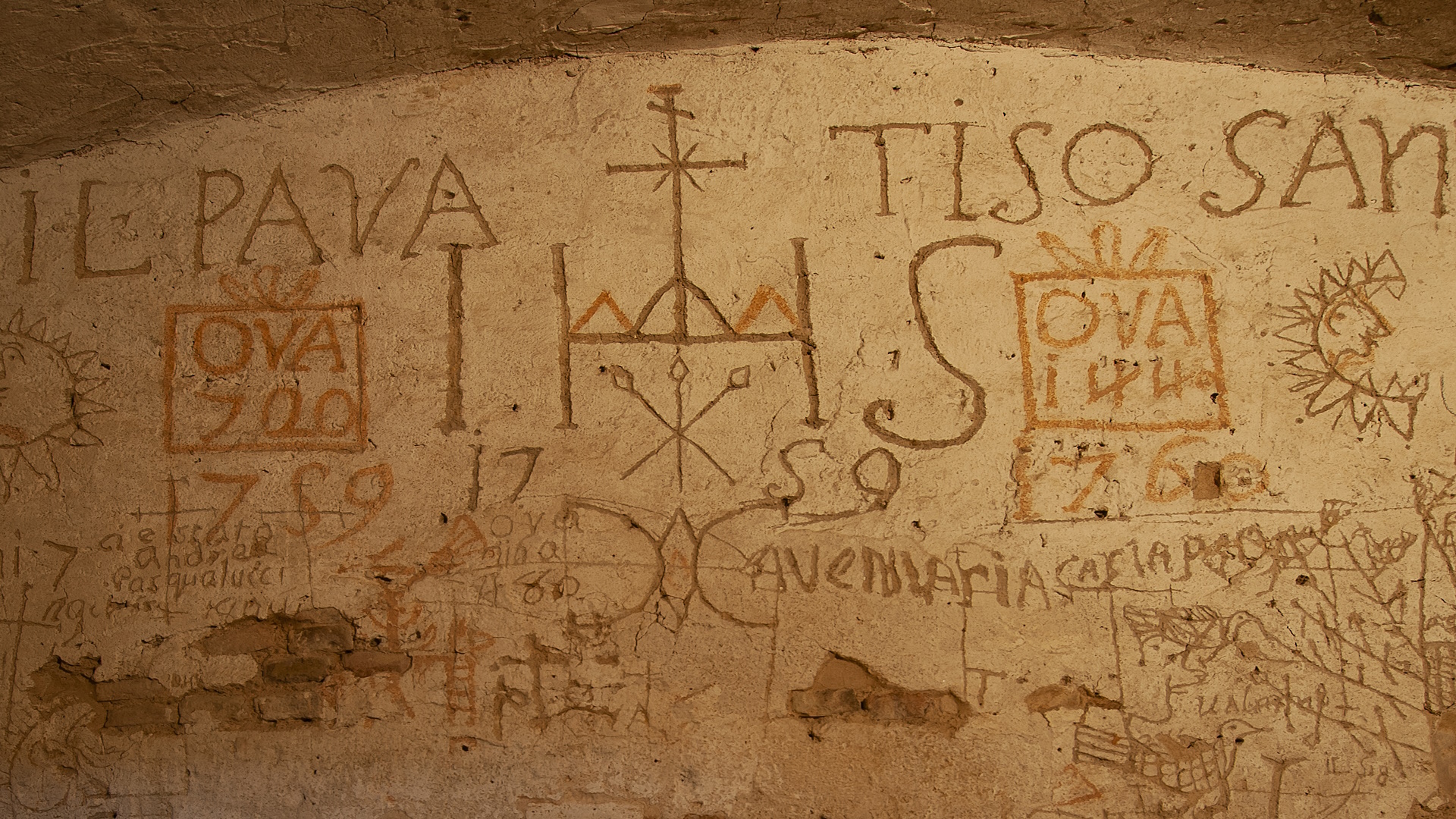 Mur de la Chambre des Tourments de Narni souterraine, couvert d’inscriptions, de symboles et de dessins laissés par les prisonniers.