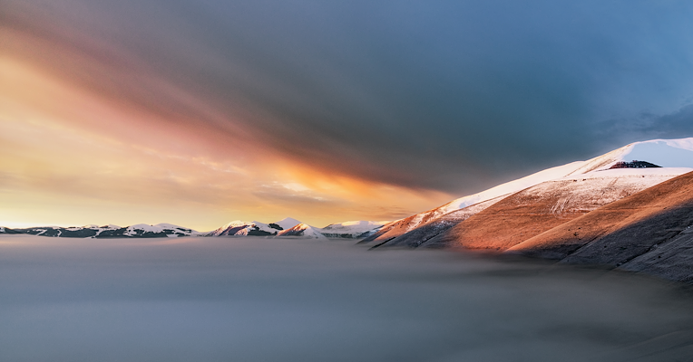 Pian Grande und die Grate der Berge des Sibillini-Nationalparks im Hintergrund