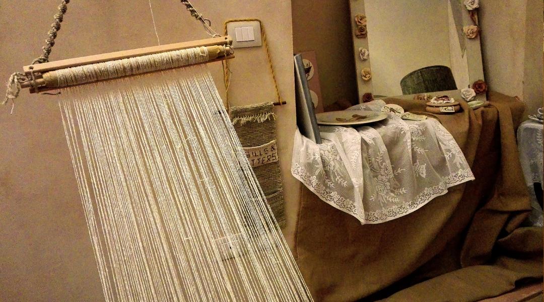 Vue de la salle avec divers produits artisanaux exposés, tous finement réalisés à la main, mettant en valeur le savoir-faire des artisans locaux.