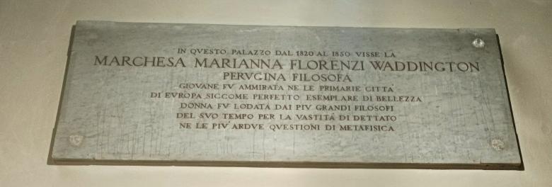  Lastra commemorativa all’ingresso di Palazzo Florenzi che ricorda Marianna Florenzi, filosofa, vissuta tra il 1820 e il 1850. 