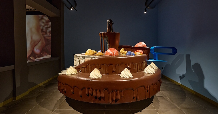 Installazione museale a forma di Fontana Maggiore realizzata in cioccolato, con colate e decorazioni.