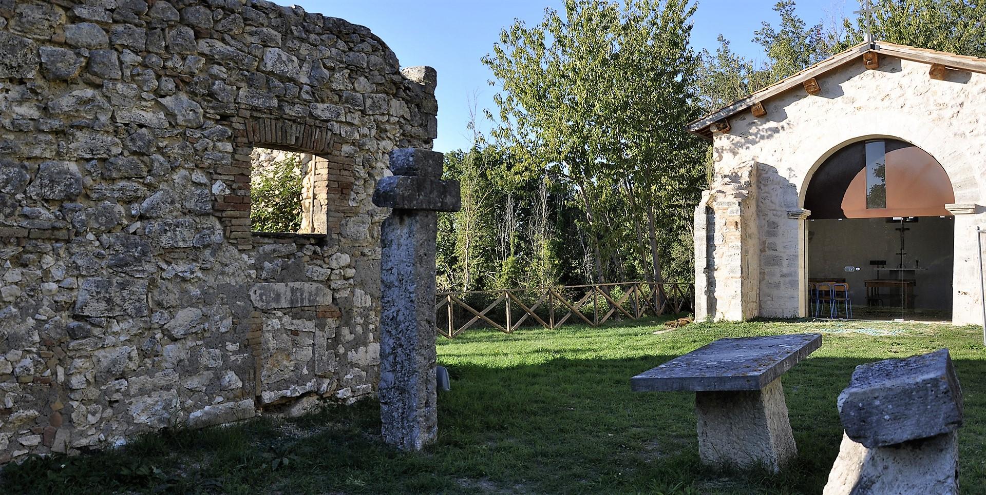 La chiesa restaurata e i ruderi dell’antico convento francescano dell’Eremo di Santa Illuminata.