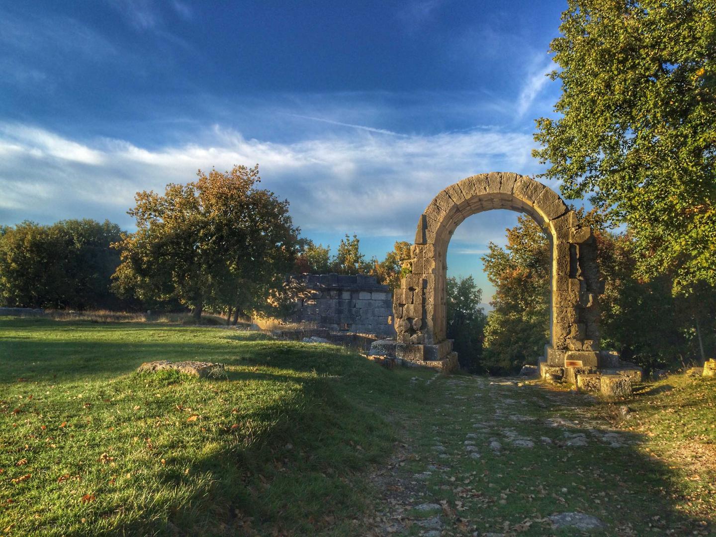 Arco di San Damiano con basolato della Via Flaminia