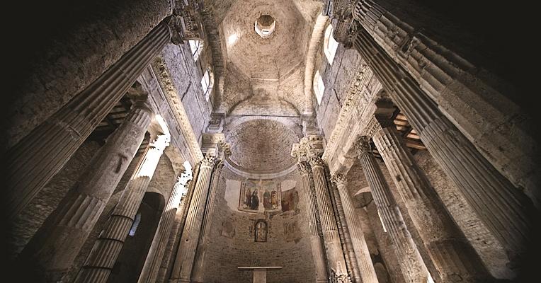 Intérieur de l’église San Salvatore avec abside et colonnes de remploi