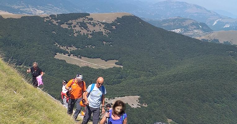 Randonneurs marchant sur le Mont Cucco