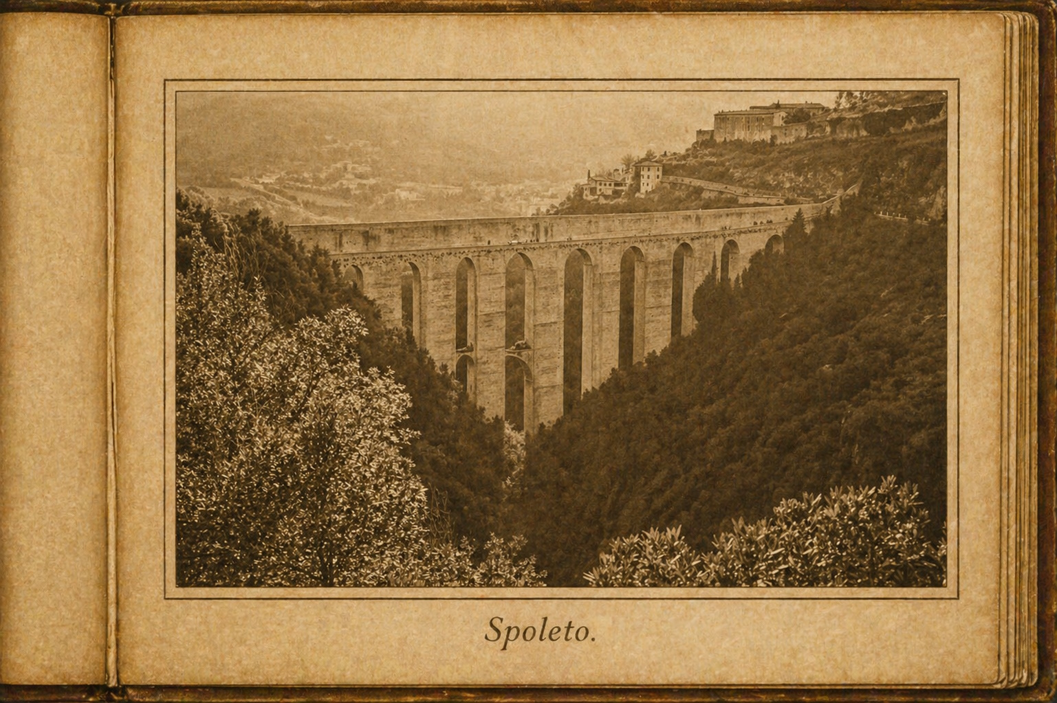 Veduta panoramica di Spoleto con il Ponte delle Torri che si estende tra due colline coperte di vegetazione