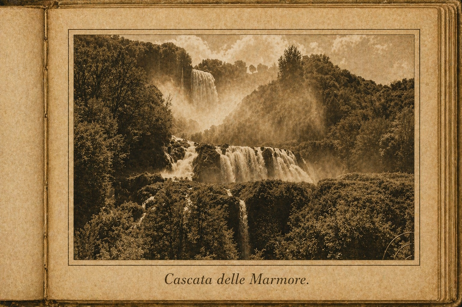 Cascata delle Marmore con più salti d’acqua tra vegetazione fitta e colline immerse nella foschia