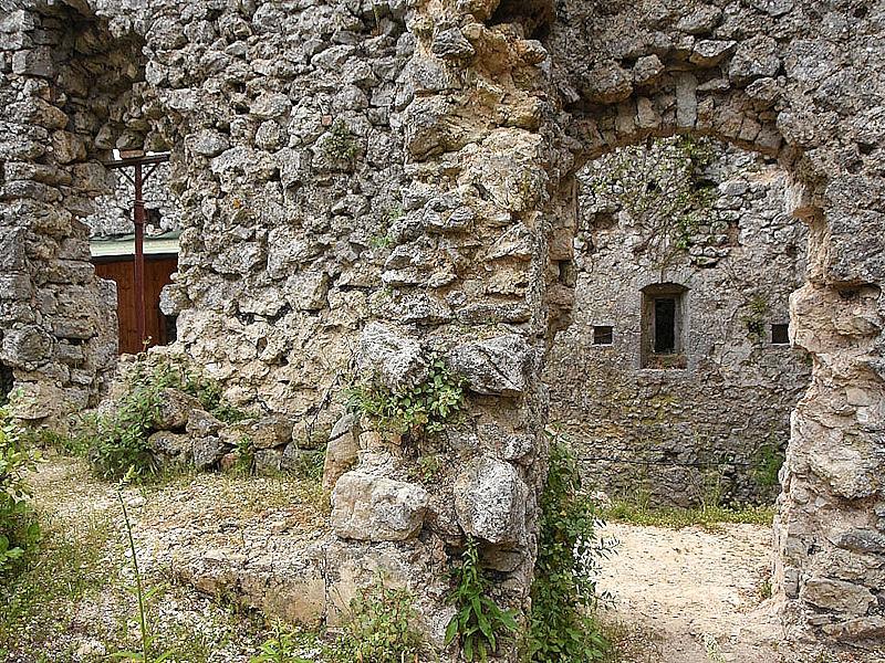 Ruderi in pietra dell’antico convento francescano immersi nel bosco nei pressi dello Speco di Collicello.