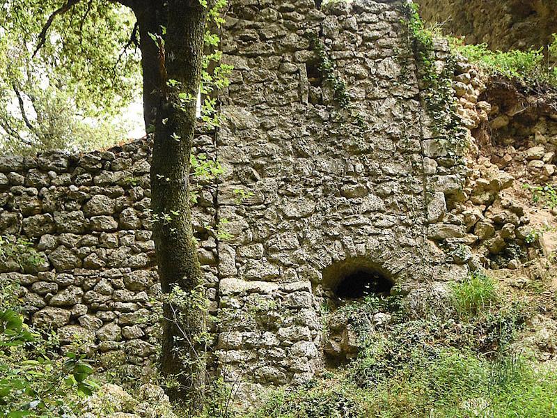 Ruderi in pietra dell’antico convento francescano immersi nel bosco nei pressi dello Speco di Collicello.