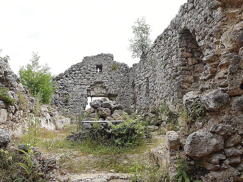 Ruderi della Chiesa di Santa Maria Maddalena annessa al convento francescano di Collicello, con mura parzialmente crollate e vegetazione spontanea