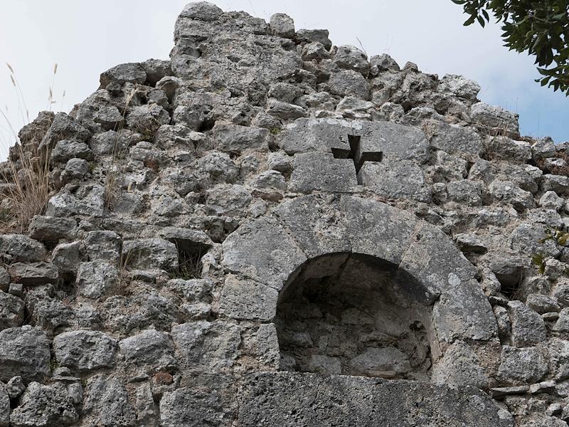 Arco in pietra inserito sui ruderi del portale della Chiesa di Santa Maria Maddalena annessa al convento francescano di Collicello