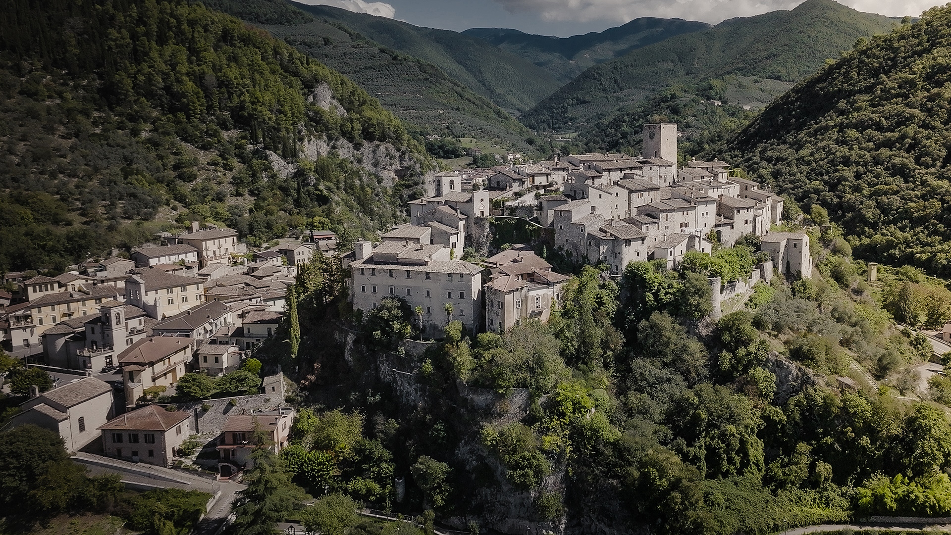 Veduta panoramica di Arrone con il borgo medievale arroccato sulla collina e la torre civica che domina la valle circostante.