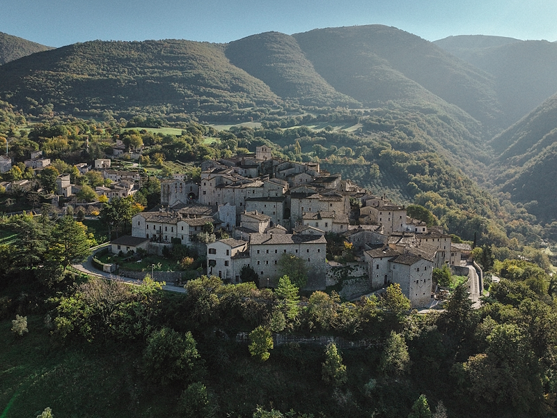 Veduta di Vallo di Nera, castello medievale in pietra arroccato tra le montagne e i boschi della Valnerina