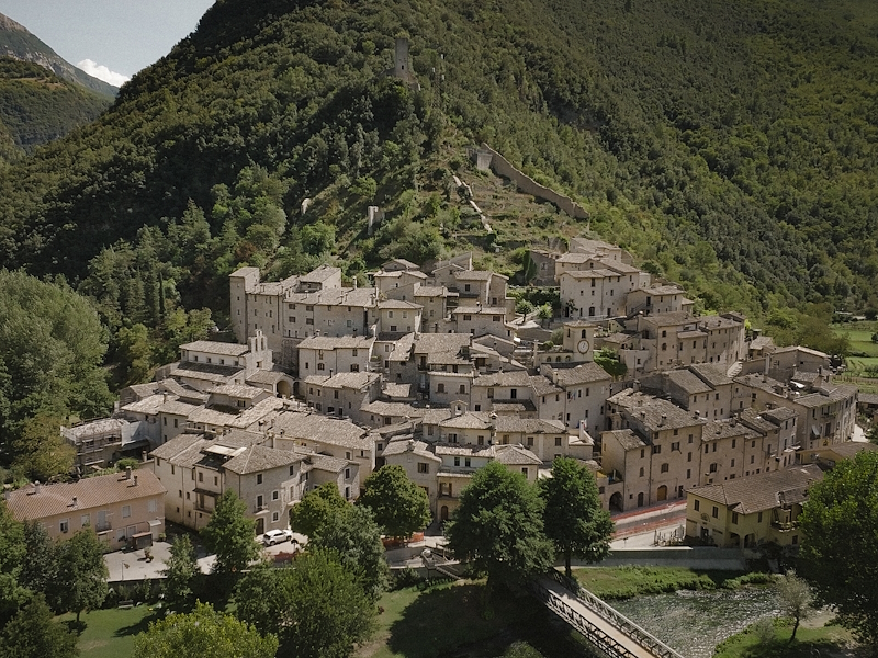 Panorama di Scheggino con il centro storico in pietra, attraversato dal fiume Nera e dominato dai resti del castello