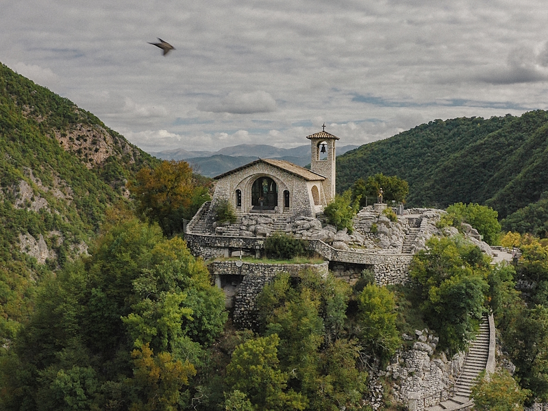 Santuario di Santa Rita a Roccaporena, costruito su uno sperone roccioso e circondato dai boschi e dalle montagne della Valnerina.