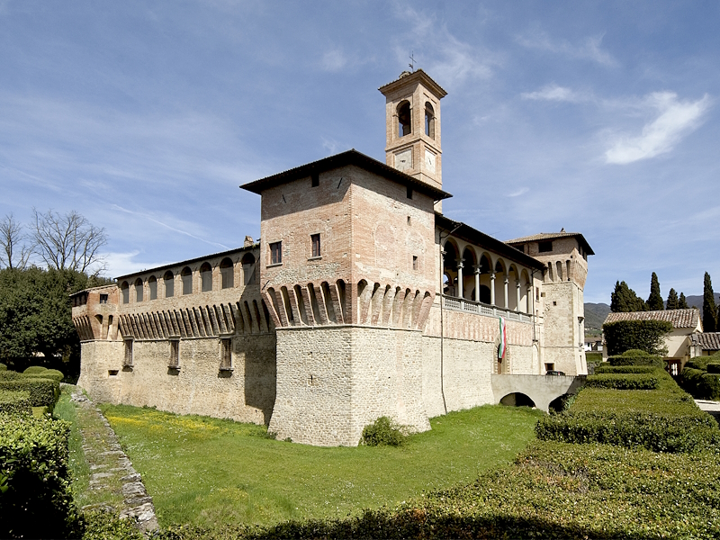 Castello Bufalini a San Giustino con il fossato, le mura fortificate e il giardino all'italiana.