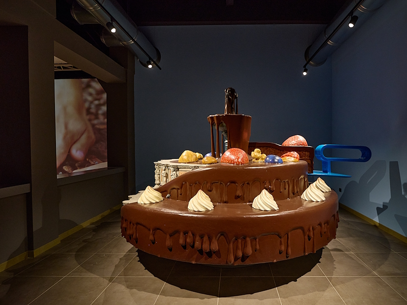 Grande installazione a forma di torta al cioccolato all'interno della Città del Cioccolato di Perugia.