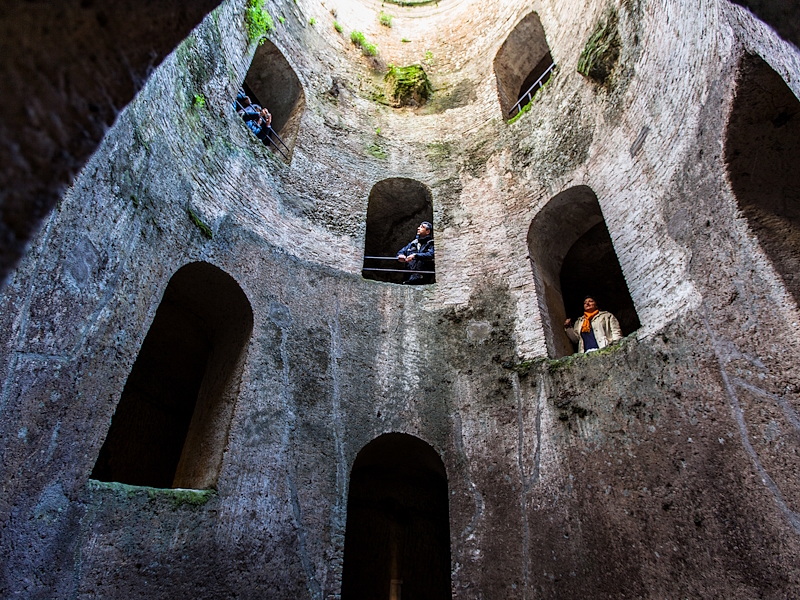 Interno del Pozzo di San Patrizio a Orvieto con le rampe elicoidali illuminate dalla luce proveniente dall'alto.