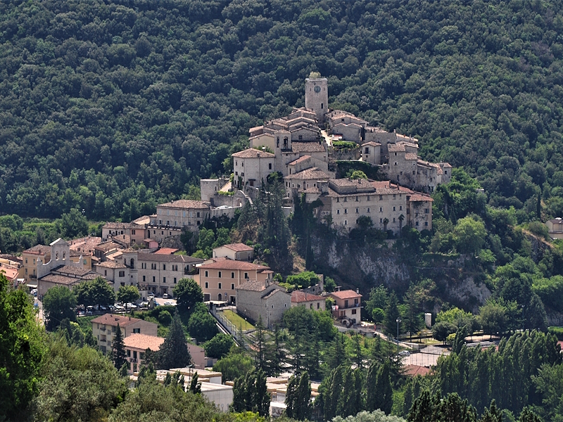 Panoramablick auf Arrone mit dem auf einem Felsvorsprung gelegenen Ort, umgeben von den Wäldern des Valnerina-Tals.