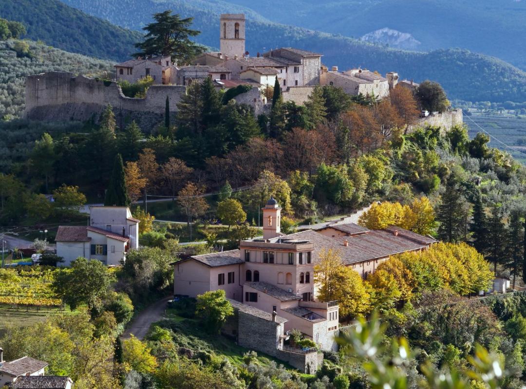 Vista panoramica del Convento dei Padri Barbabiti e della sovrastante castello di Campello Alto, immersi nel paesaggio collinare