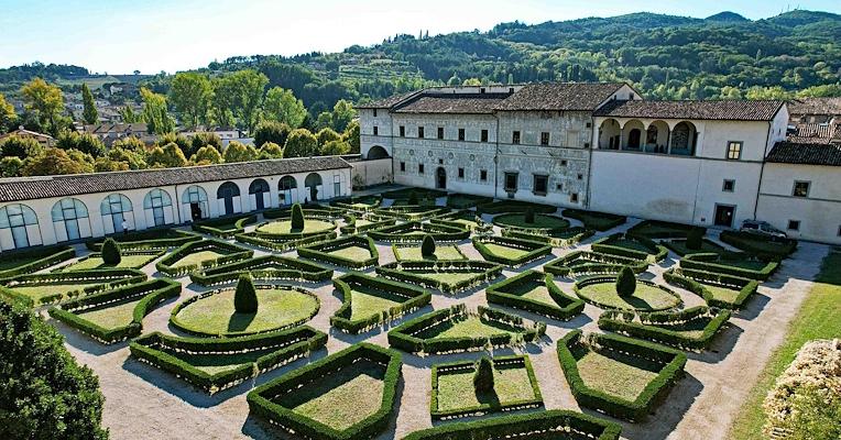 Luftaufnahme des italienischen Gartens mit geometrischen Hecken und dem Palazzo Vitelli alla Cannoniera im Hintergrund in Città di Castello.