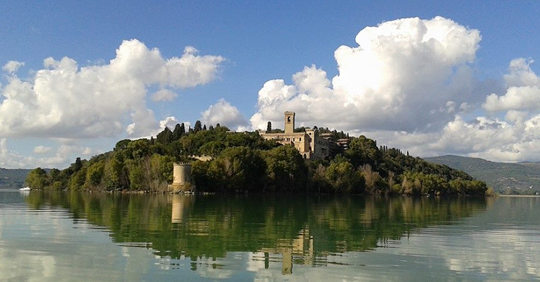 Vue de l’Isola Maggiore sur le lac Trasimène.