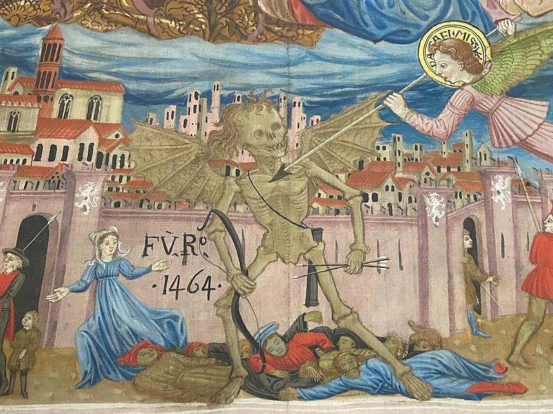 Dettaglio del gonfalone di Benedetto Bonfigli con la Morte scheletrica alata che colpisce gli abitanti di Perugia.