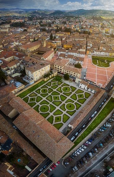 Veduta aerea del giardino all’italiana di Palazzo Vitelli alla Cannoniera e del centro storico di Città di Castello.