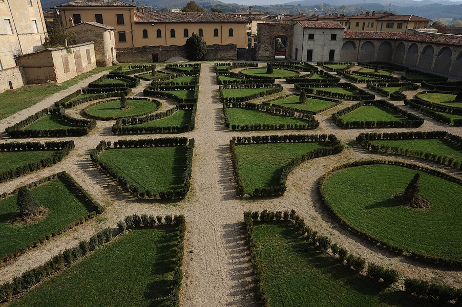Giardino all’italiana di Palazzo Vitelli a Città di Castello, con aiuole geometriche, siepi e vialetti di ghiaia.