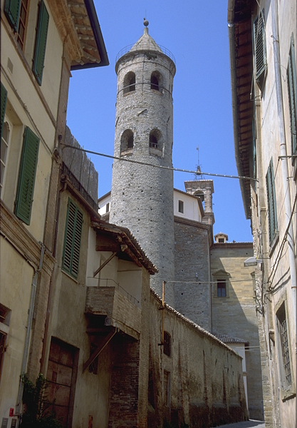 Veduta della torre campanaria cilindrica del Duomo di Città di Castello, tra gli edifici del centro storico.